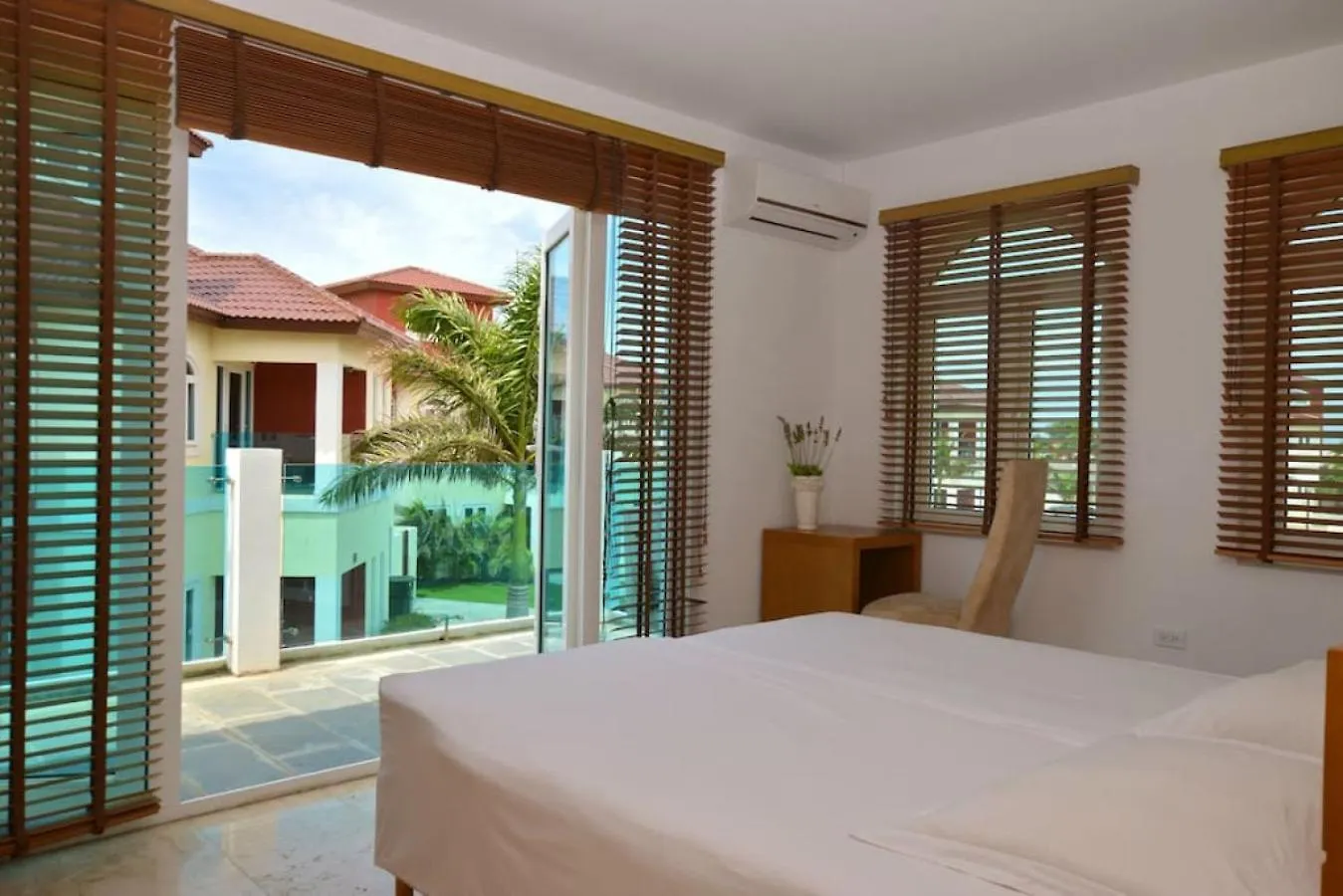 Palm Beach 6 Bedroom Villa With Private Pool Behind Marriott Aruba